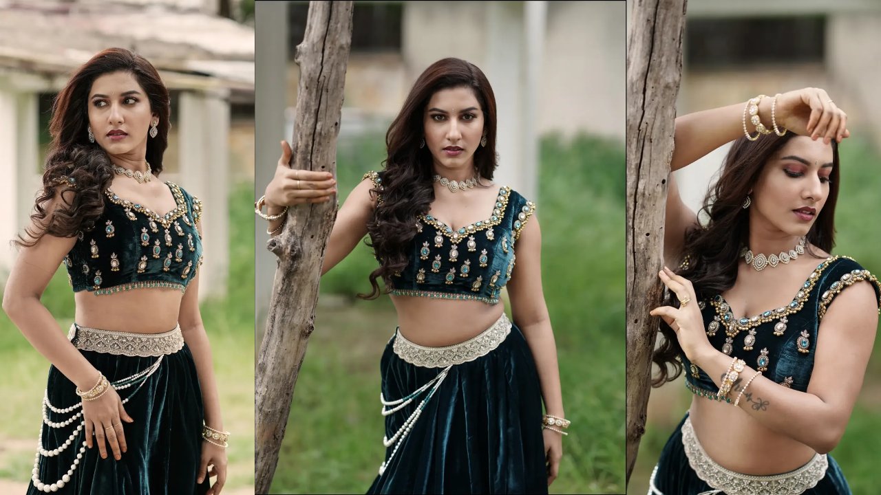 Anchor Vishnu Priya : యాంకర్ విష్ణుప్రియ వయ్యారాలు.. సిల్క్ డ్రెస్ లో లేటెస్ట్ ఫొటోలు..