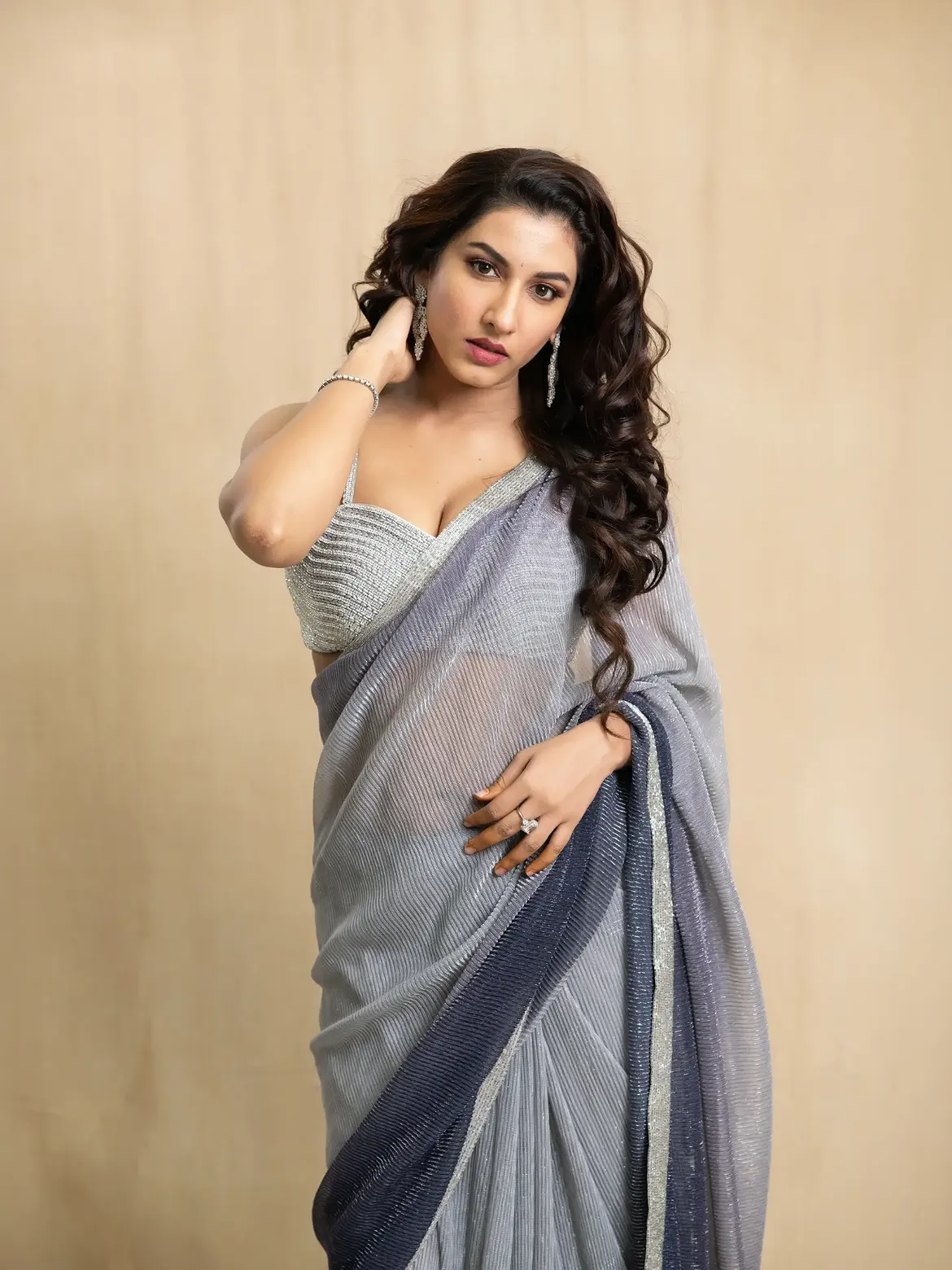 Vishnu Priya Bhimeneni Sizzling Photos in Saree