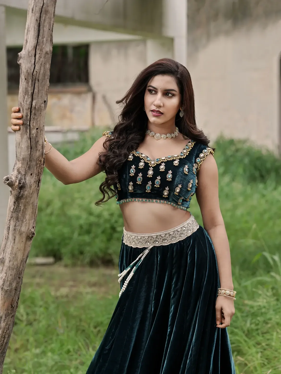 Anchor Vishnu Priya Bhimeneni Latest Photos in Silk Dress
