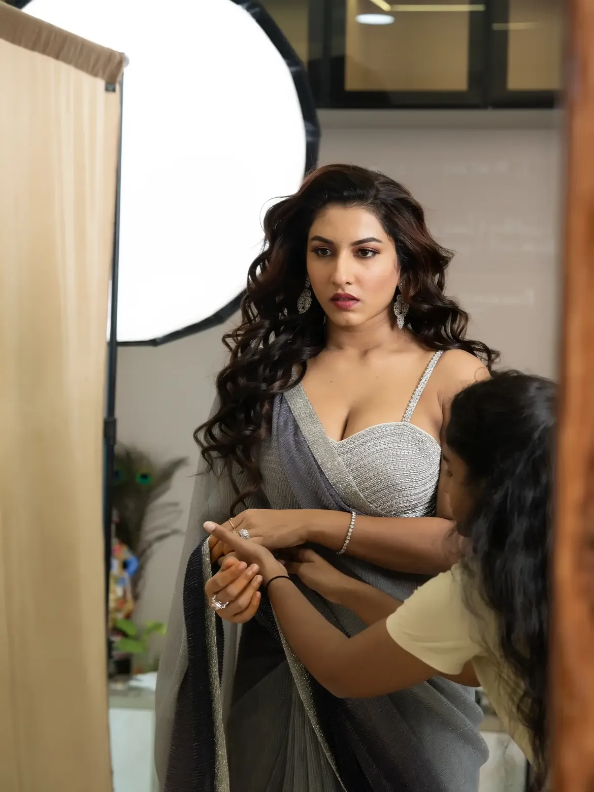 Vishnu Priya Bhimeneni Sizzling Photos in Saree