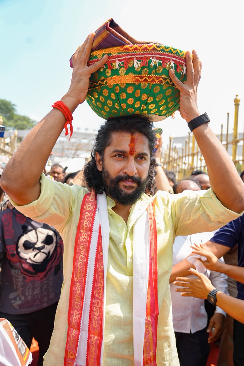 Paradise Actor Nani at Medaram Sammakka Sarakka Temple 2