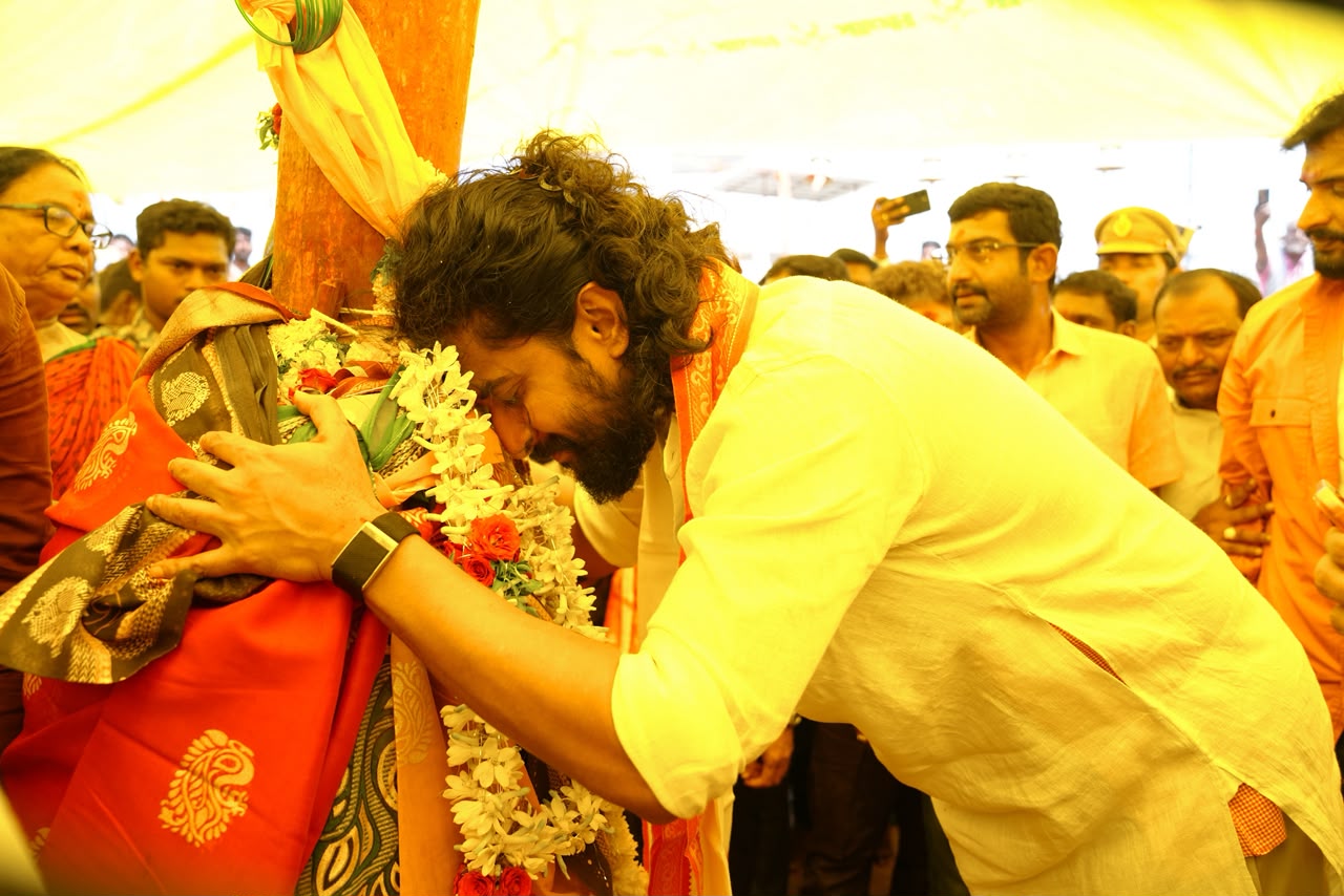 Paradise Actor Nani at Medaram Sammakka Sarakka Temple 3