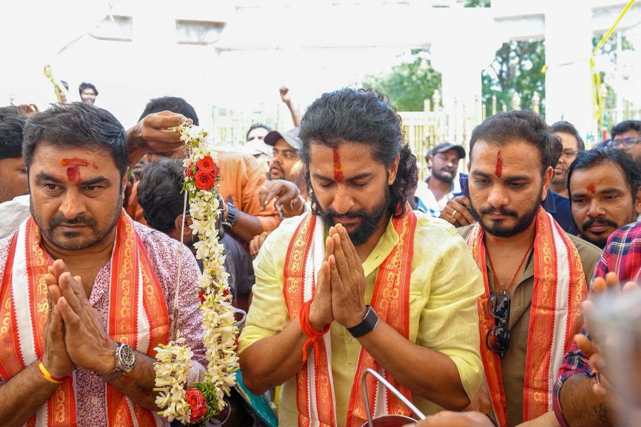 Paradise Actor Nani at Medaram Sammakka Sarakka Temple 4