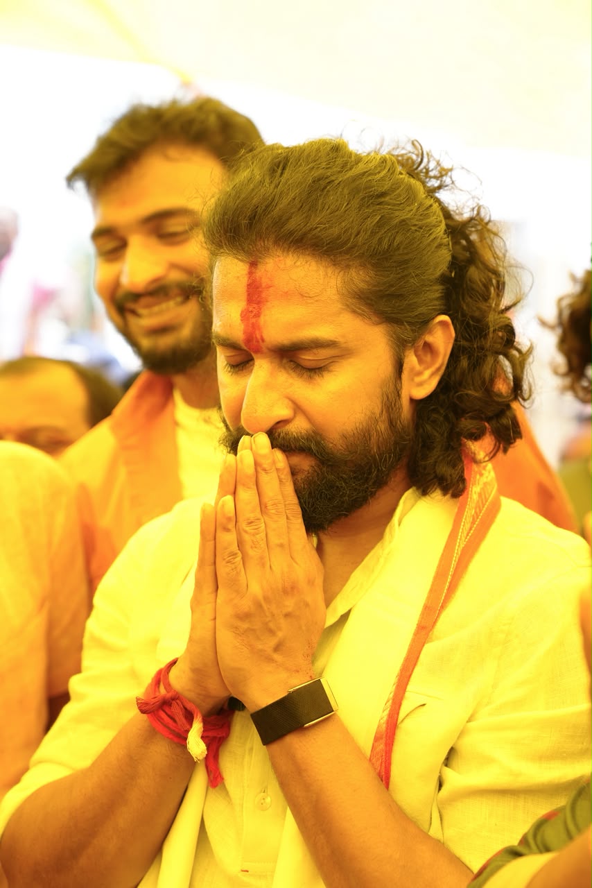 Paradise Actor Nani at Medaram Sammakka Sarakka Temple 5
