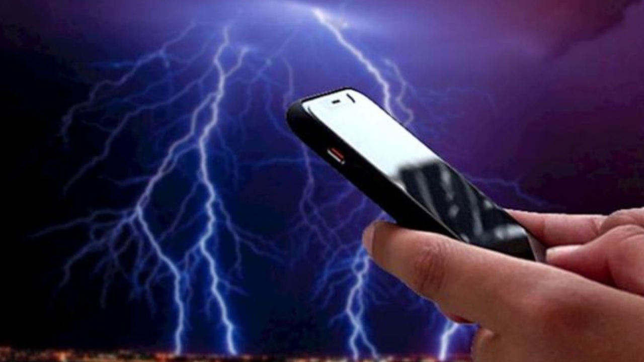 Lightning Strike Mobile Phone : పిడుగుపాటుకు ఫోన్లు పేలతాయా? పిడుగుల సమయంలో గుర్తుంచుకోవాల్సిన విషయాలు ఇవే..