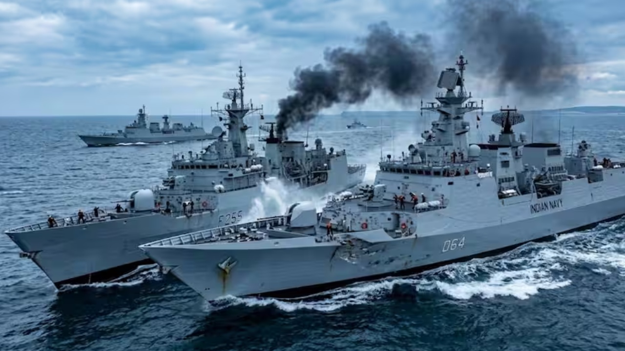 India Pakistan Navy Ship Collision : అరేబియా సముద్రంలో ఉద్రిక్తత.. భారత యుద్ధనౌకపైకి దూసుకొచ్చిన పాక్ నేవీ షిప్.. రంగంలోకి విదేశాంగ శాఖ