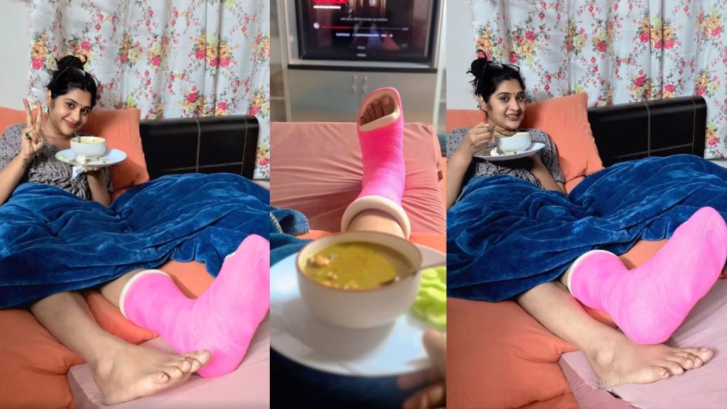 Actress Priya : కాలికి గాయంతో మంచానికే పరిమితమయిన నటి ప్రియ.. వీడియో వైరల్..