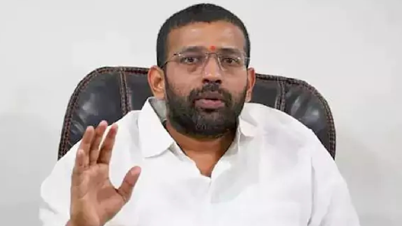 Jakkampudi Raja: వైకాపా నేత జక్కంపూడి రాజాపై ఎస్సీ, ఎస్టీ అట్రాసిటీ కేసు.. షాక్‌లో వైకాపా శ్రేణులు