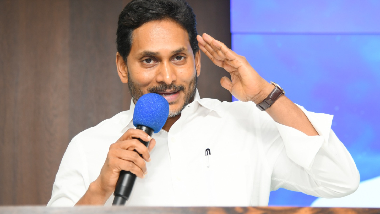 Ys Jagan: మెగా డీఎస్సీపై జగన్ సంచలన కామెంట్స్ .. అర్హత లేని వారికి ఉద్యోగాలు.. సీబీఐ విచారణకు డిమాండ్