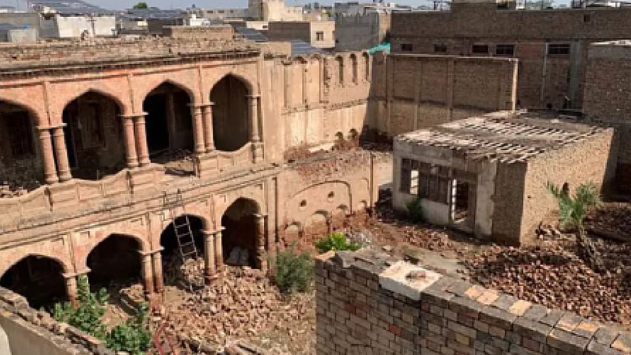 Hindu Temple In Pakistan : పాకిస్థాన్‌లో 200 ఏళ్ల పురాతన హిందూ ఆలయానికి తాళం..