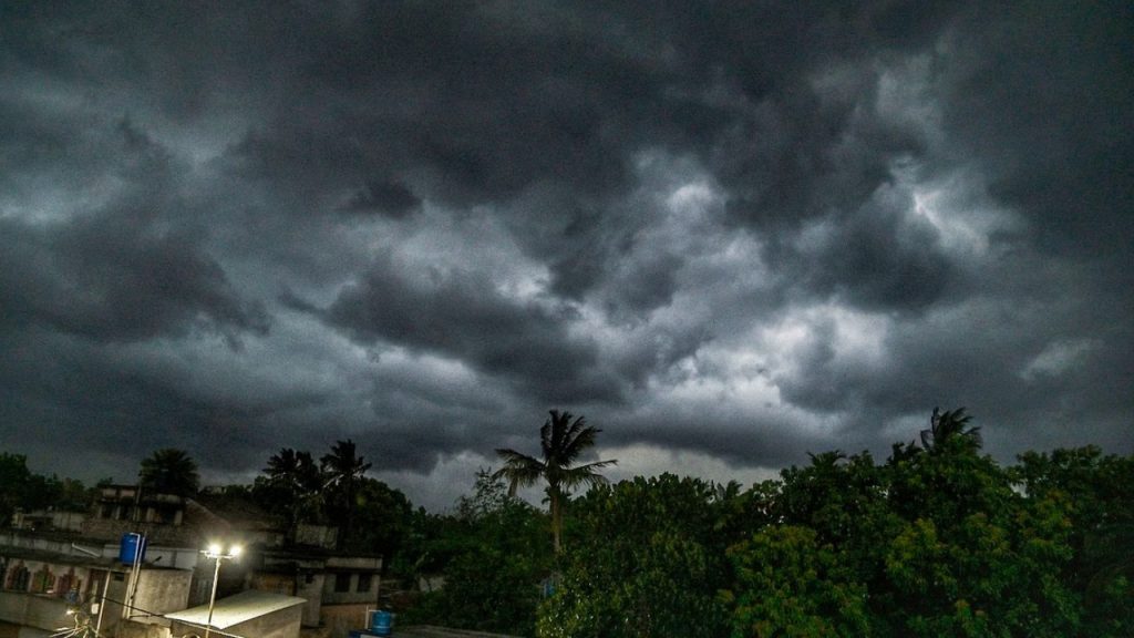 AP Rains : బంగాళాఖాతంలో అల్పపీడనం.. ఏపీలోని ఈ జిల్లాల్లో భారీ వర్షాలు..