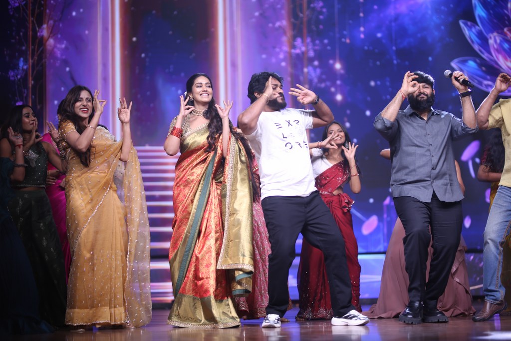 Aadarsha Kutumbam Pre Release Event