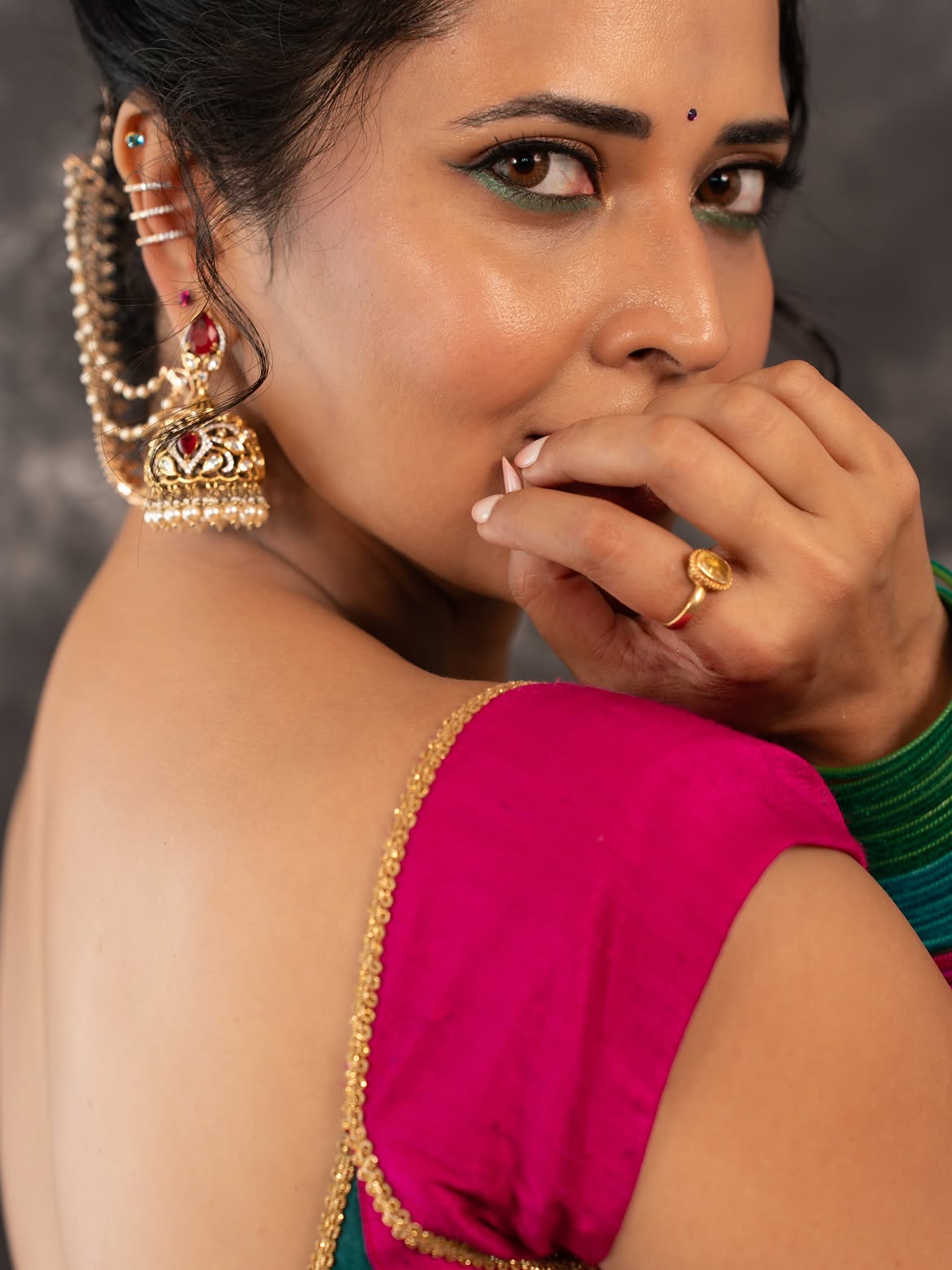 Anasuya Bharadwaj Shows her Beauty in Saree
