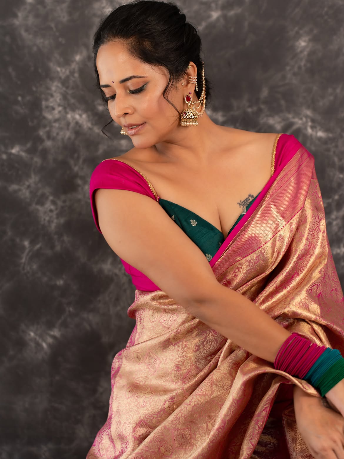 Anasuya Bharadwaj Shows her Beauty in Saree