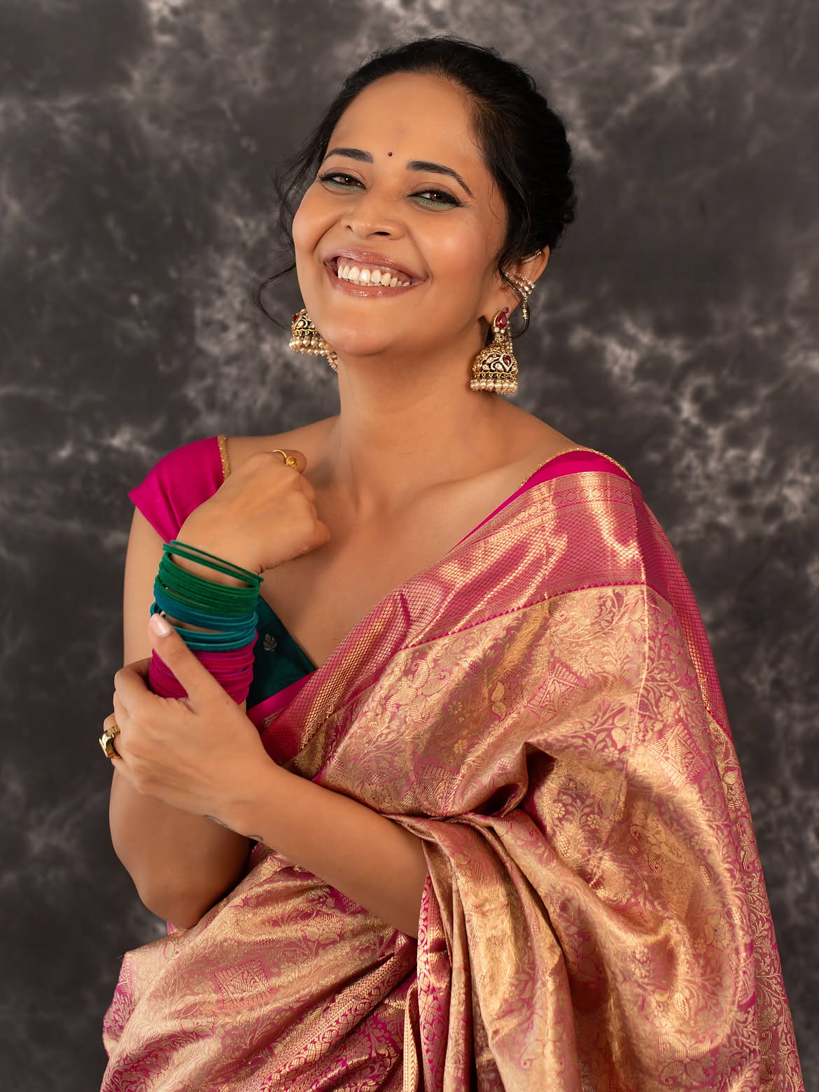 Anasuya Bharadwaj Shows her Beauty in Saree