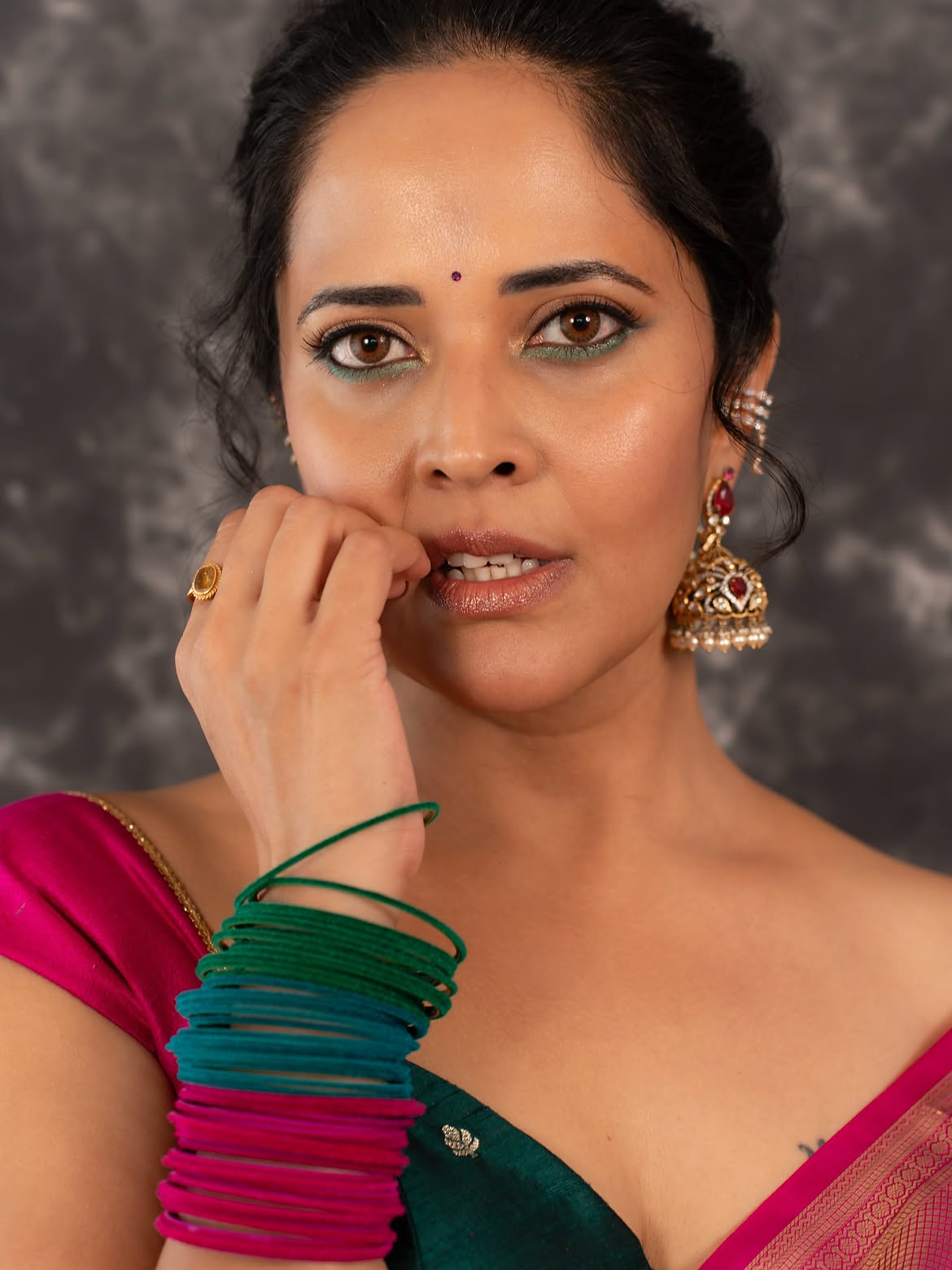 Anasuya Bharadwaj Shows her Beauty in Saree