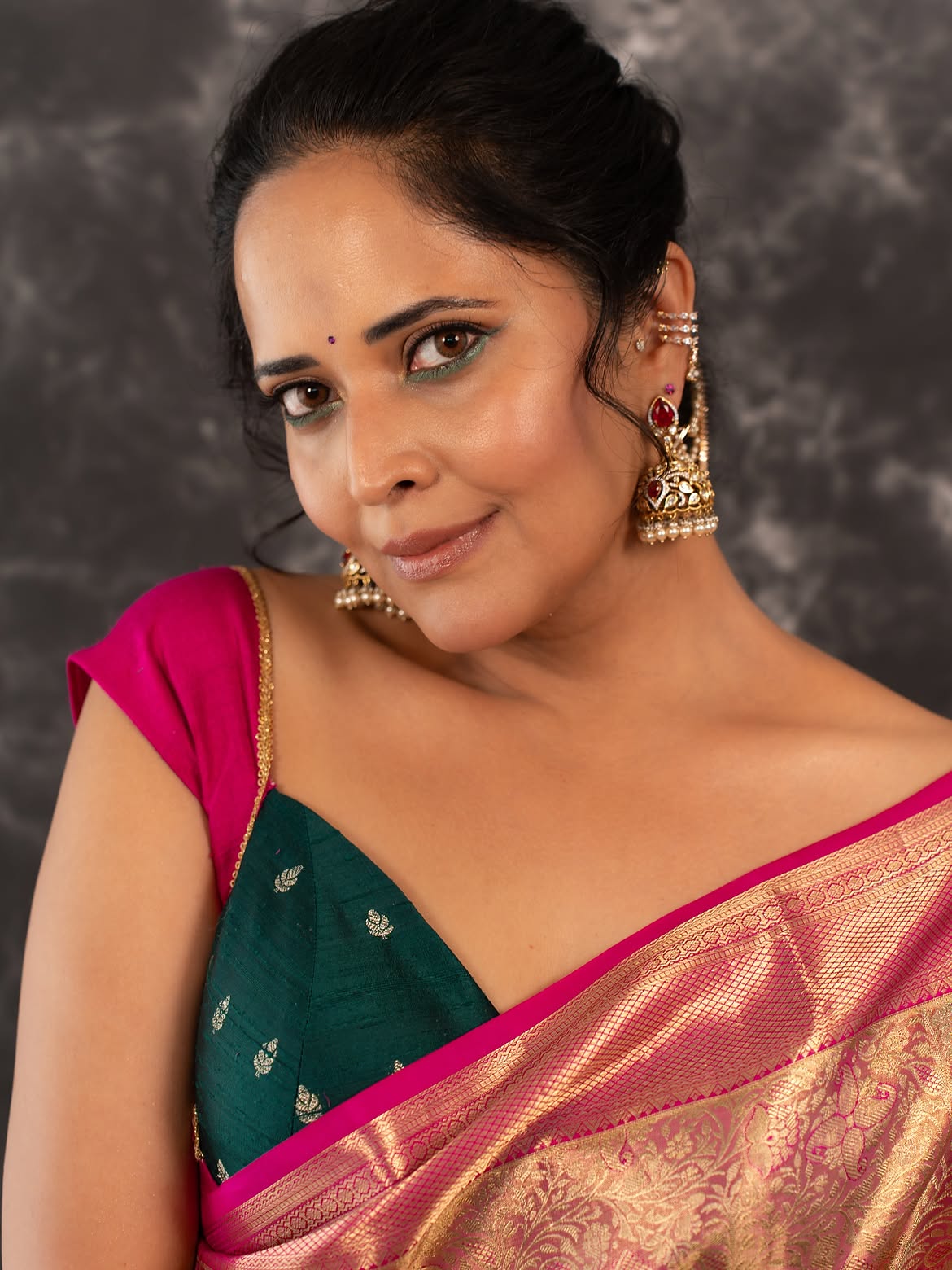 Anasuya Bharadwaj Shows her Beauty in Saree