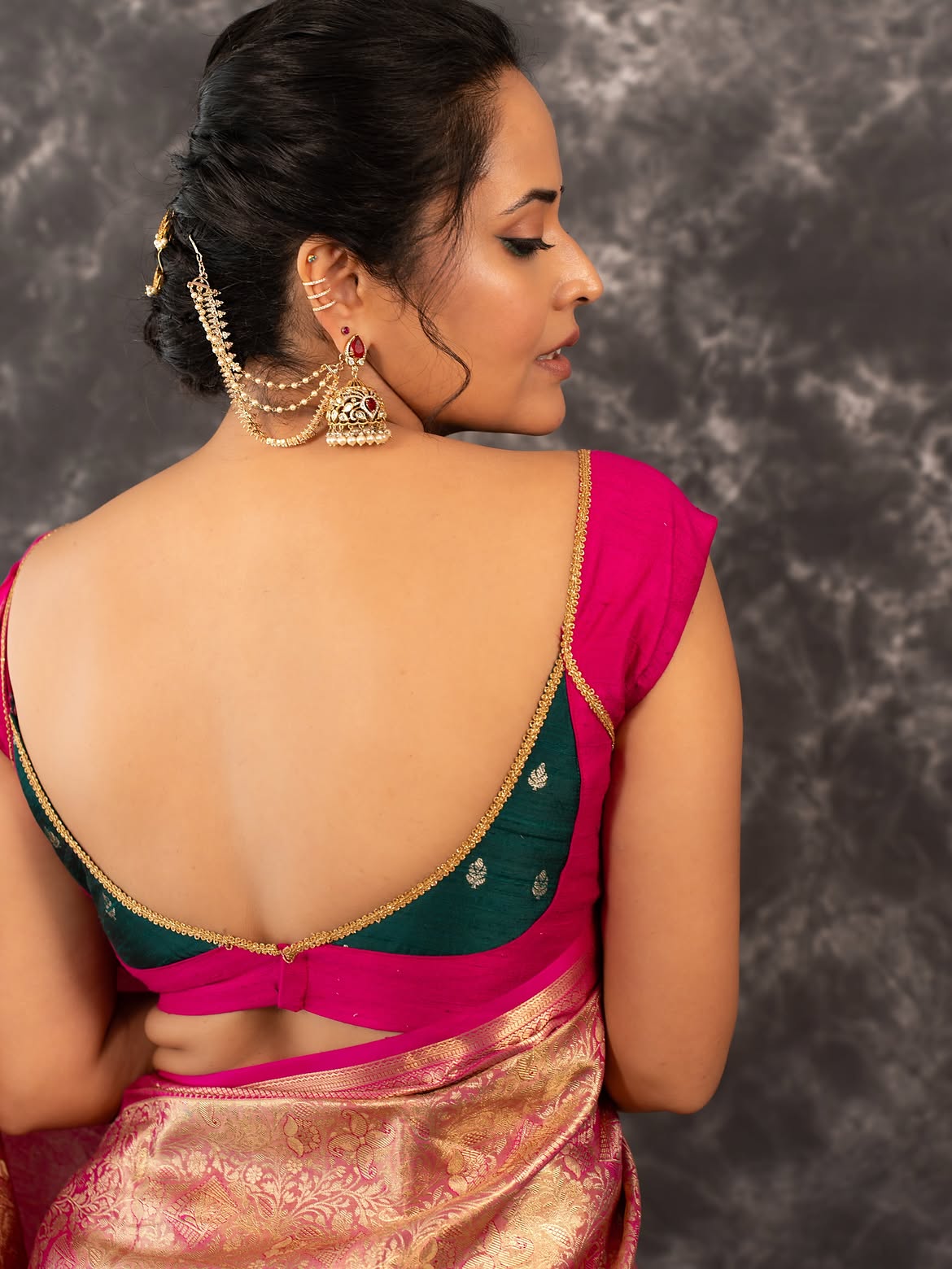 Anasuya Bharadwaj Shows her Beauty in Saree