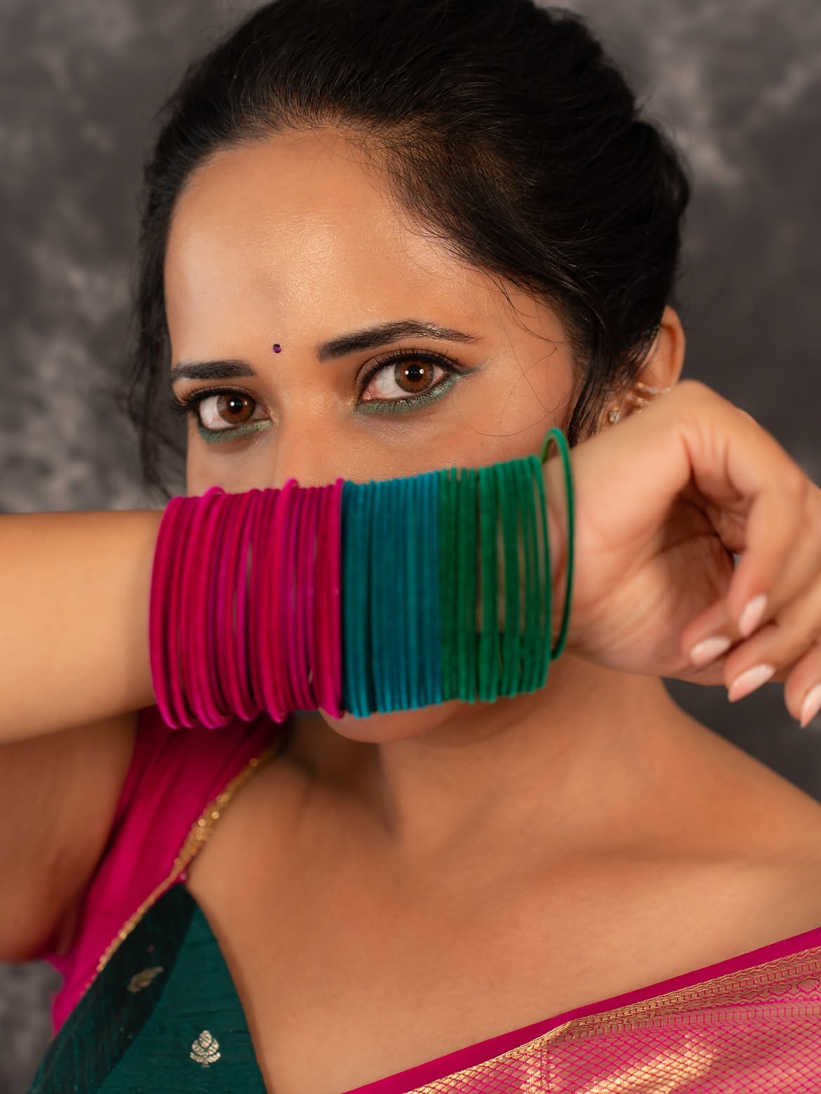 Anasuya Bharadwaj Shows her Beauty in Saree