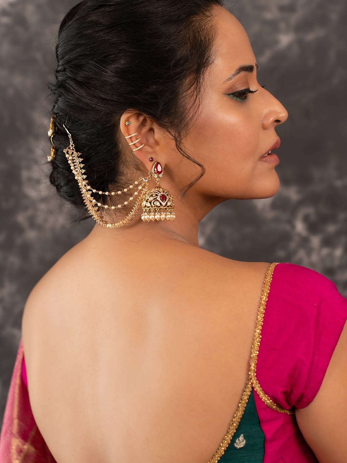Anasuya Bharadwaj Shows her Beauty in Saree