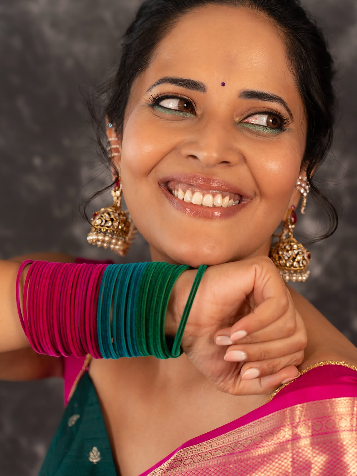 Anasuya Bharadwaj Shows her Beauty in Saree