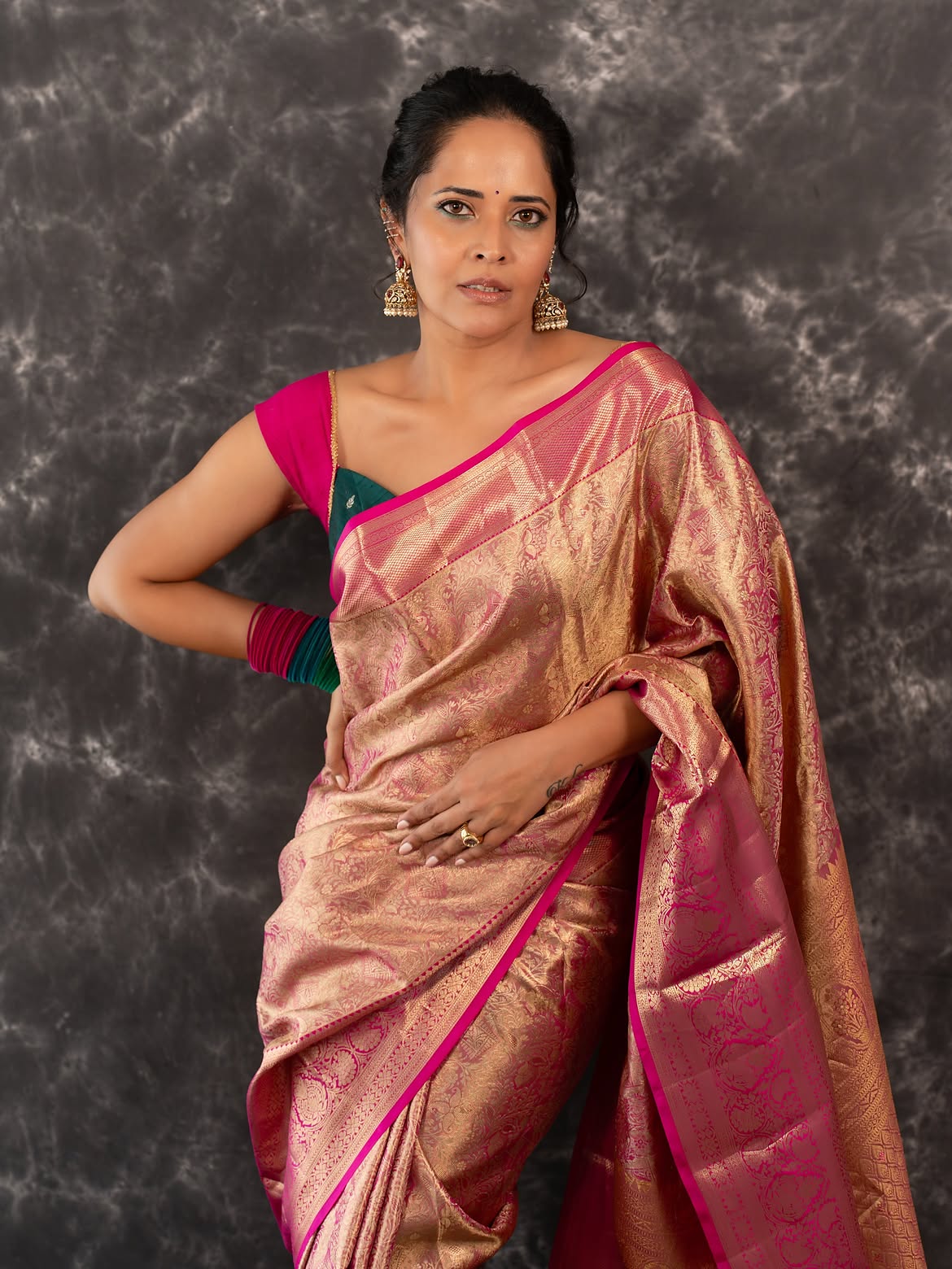 Anasuya Bharadwaj Shows her Beauty in Saree