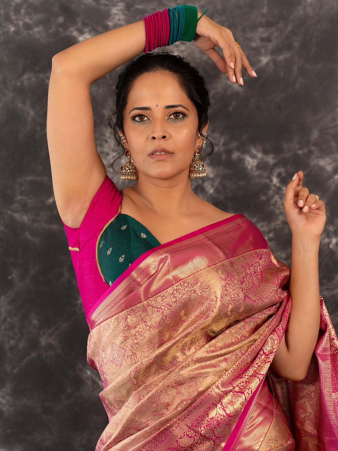Anasuya Bharadwaj Shows her Beauty in Saree