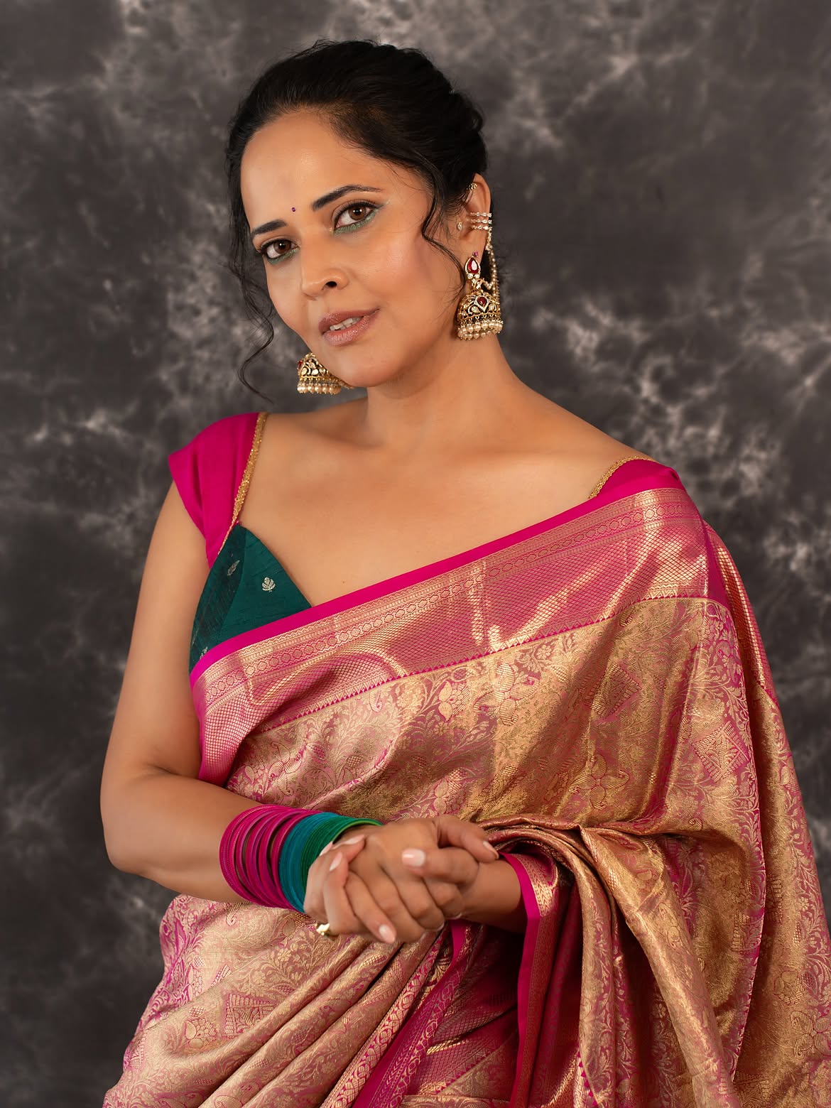 Anasuya Bharadwaj Shows her Beauty in Saree