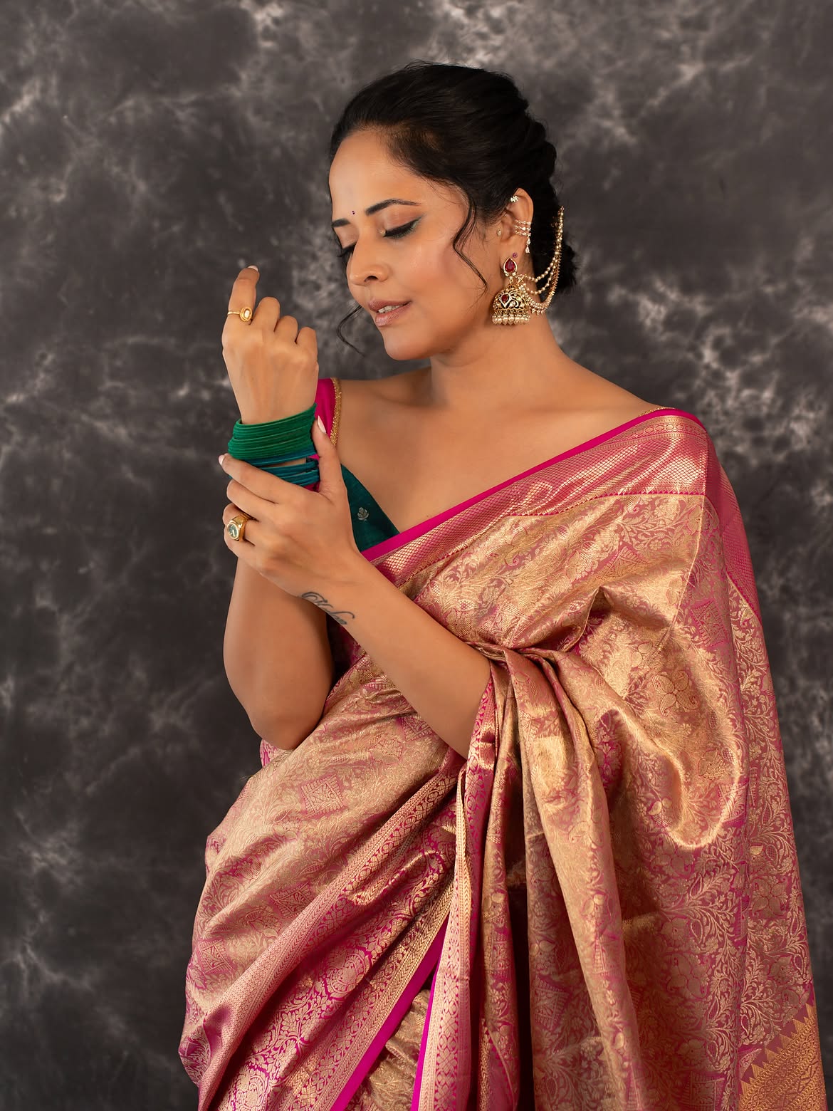 Anasuya Bharadwaj Shows her Beauty in Saree