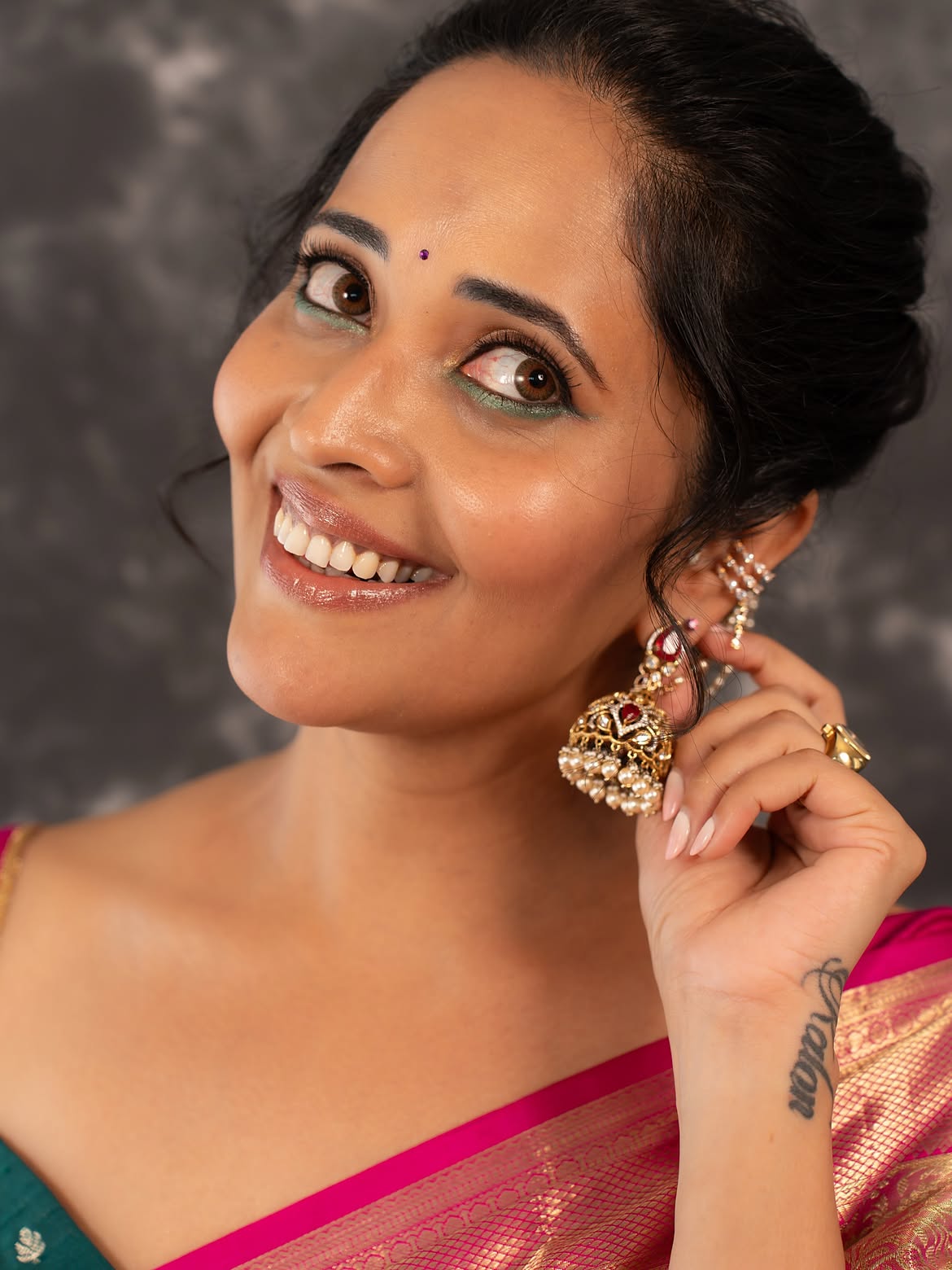 Anasuya Bharadwaj Shows her Beauty in Saree