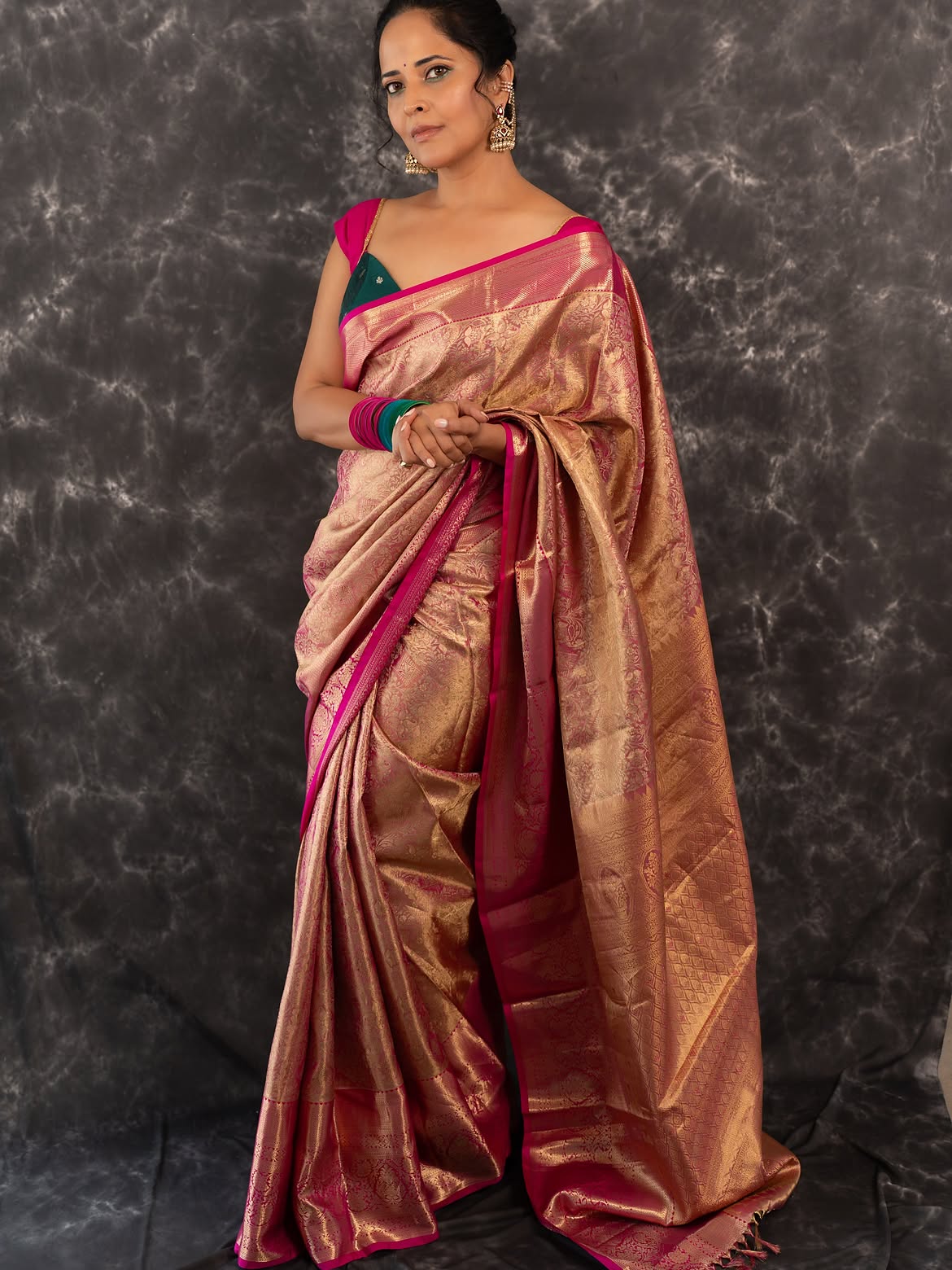 Anasuya Bharadwaj Shows her Beauty in Saree