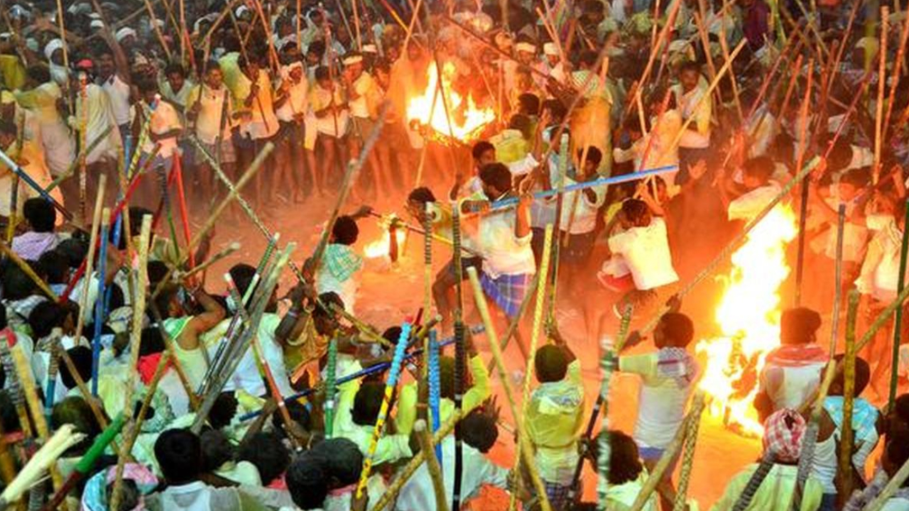 Devaragattu Banni Utsavam: నెగ్గిన దేవరగట్టు సంప్రదాయం.. భయంకర కర్రల సమరం, నెత్తురోడిన ప్రాంతం.. ఒకరు మృతి, చేతులెత్తేసిన పోలీసులు!