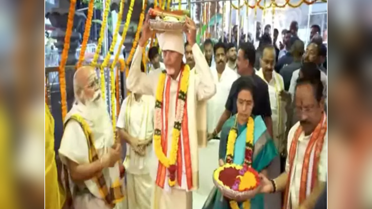 Chandrababu Naidu: దుర్గమ్మను దర్శించుకున్న సీఎం చంద్రబాబు దంపతులు.. వేదాశీర్వచనం అందించిన పండితులు!