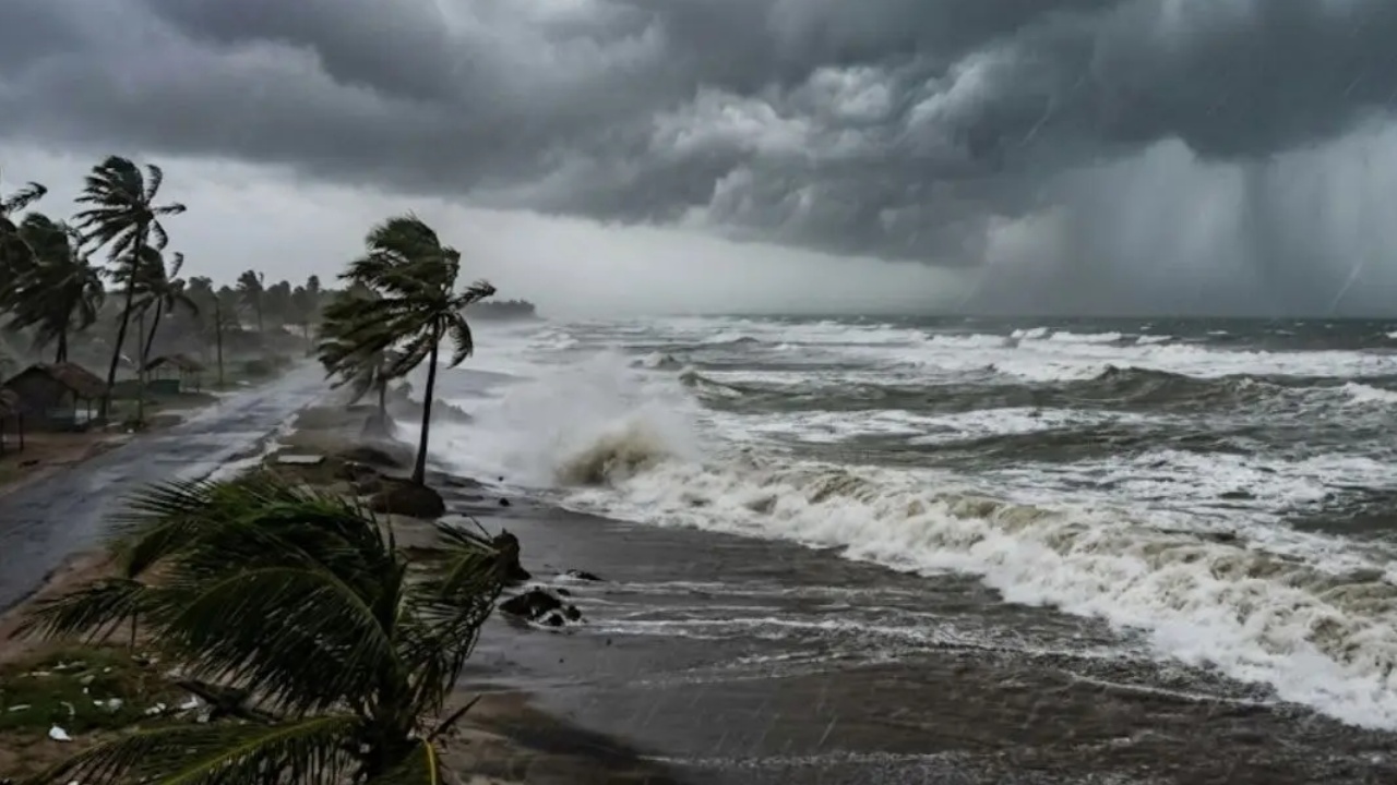 Arnab Cyclone Alert : అత్యంత తీవ్ర తుపానుగా ‘అర్నబ్’.. మూడ్రోజులు ఏపీలోని 12జిల్లాల్లో అతిభారీ వర్షాలు.. భీకర గాలులు.. హెచ్చరిలకు జారీ..