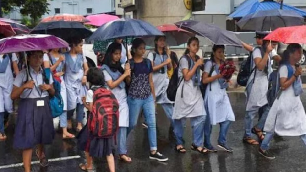 School Holidays : అర్నబ్ తుఫాన్ ఎఫెక్ట్.. ఏపీలోని ఈ జిల్లాల్లో నేడు స్కూళ్లు, కాలేజీలకు సెలవు..