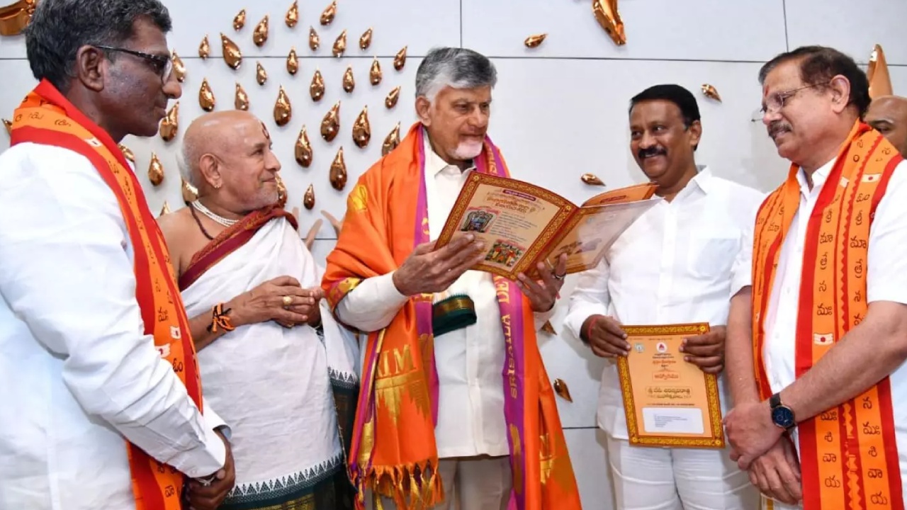 Srisailam Temple : శ్రీశైలంలో దేవీ శరన్నవరాత్రి మహోత్సవాలకు సీఎం చంద్రబాబుకు ఆహ్వానం