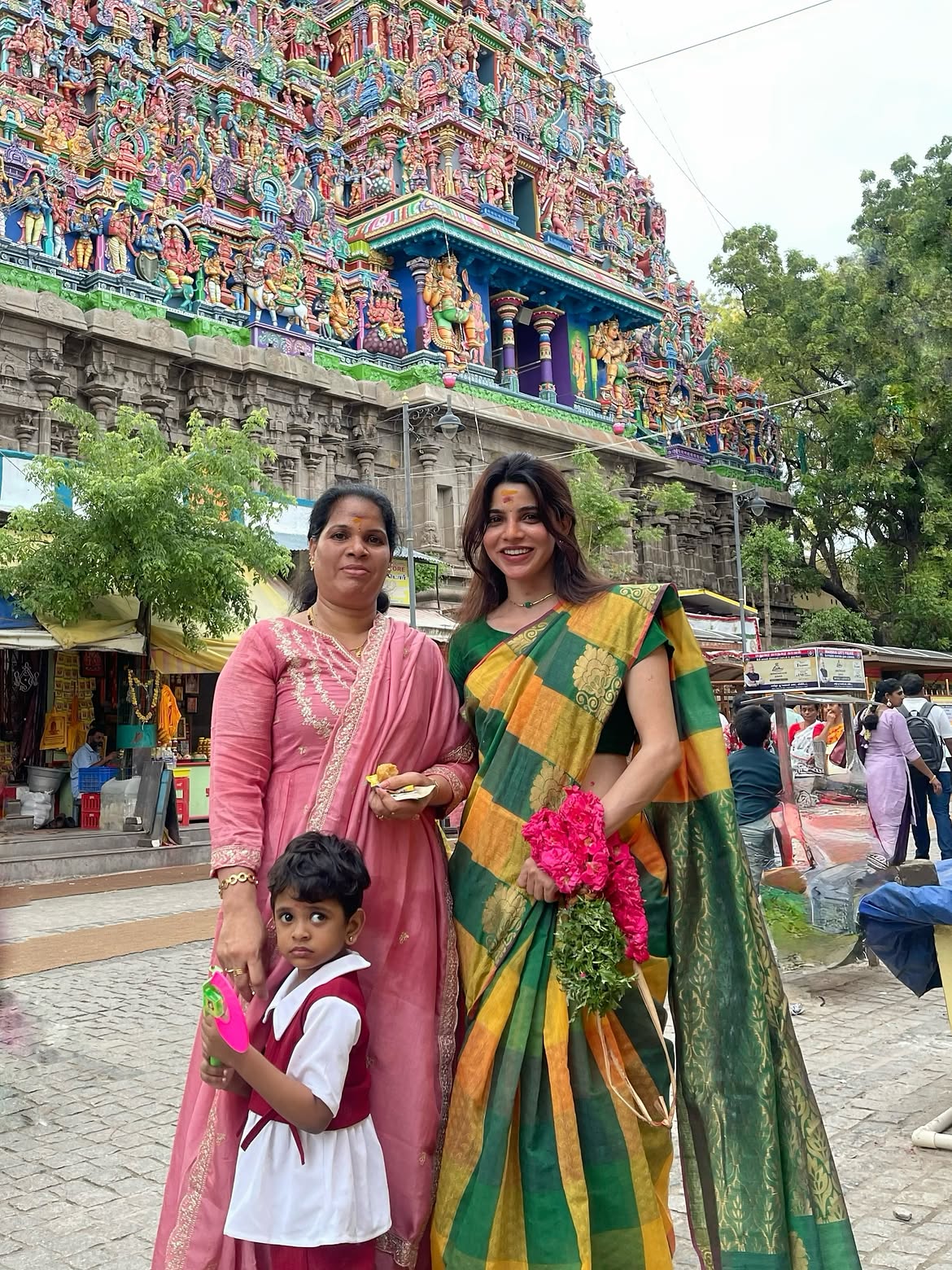 Divyabharathi Visits Madurai Meenakshi Amman Temple