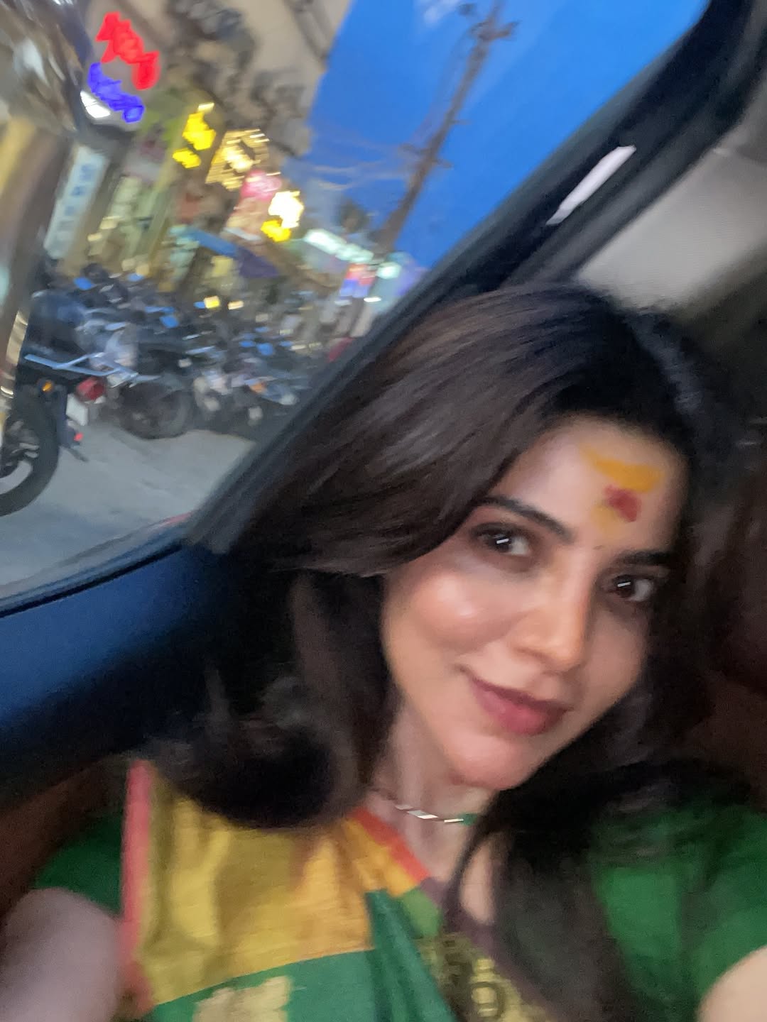 Divyabharathi Visits Madurai Meenakshi Amman Temple