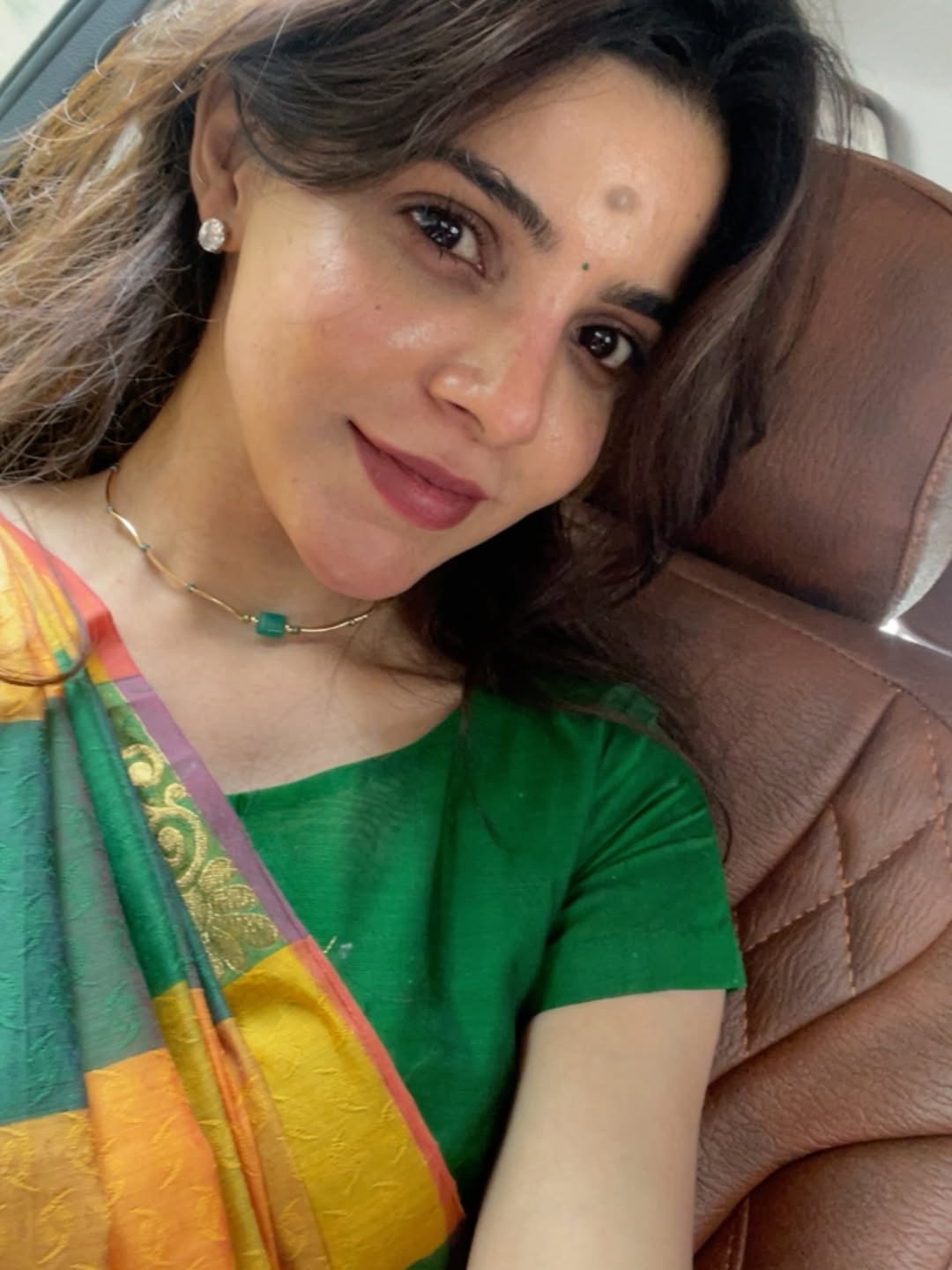 Divyabharathi Visits Madurai Meenakshi Amman Temple