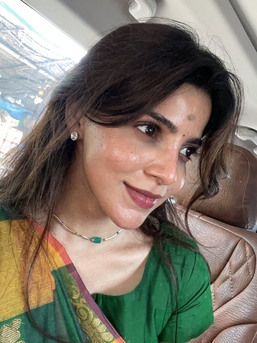 Divyabharathi Visits Madurai Meenakshi Amman Temple