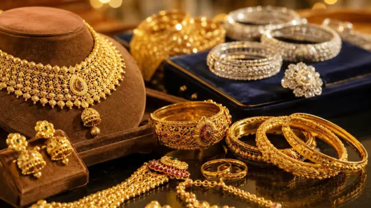 Gold-Silver Prices Today: పండుగవేళ పసిడి ప్రియులకు షాక్.. స్వల్పంగా పెరిగిన బంగారం ధరలు.. హైదరాబాద్ లో తులం ఎంతంటే?