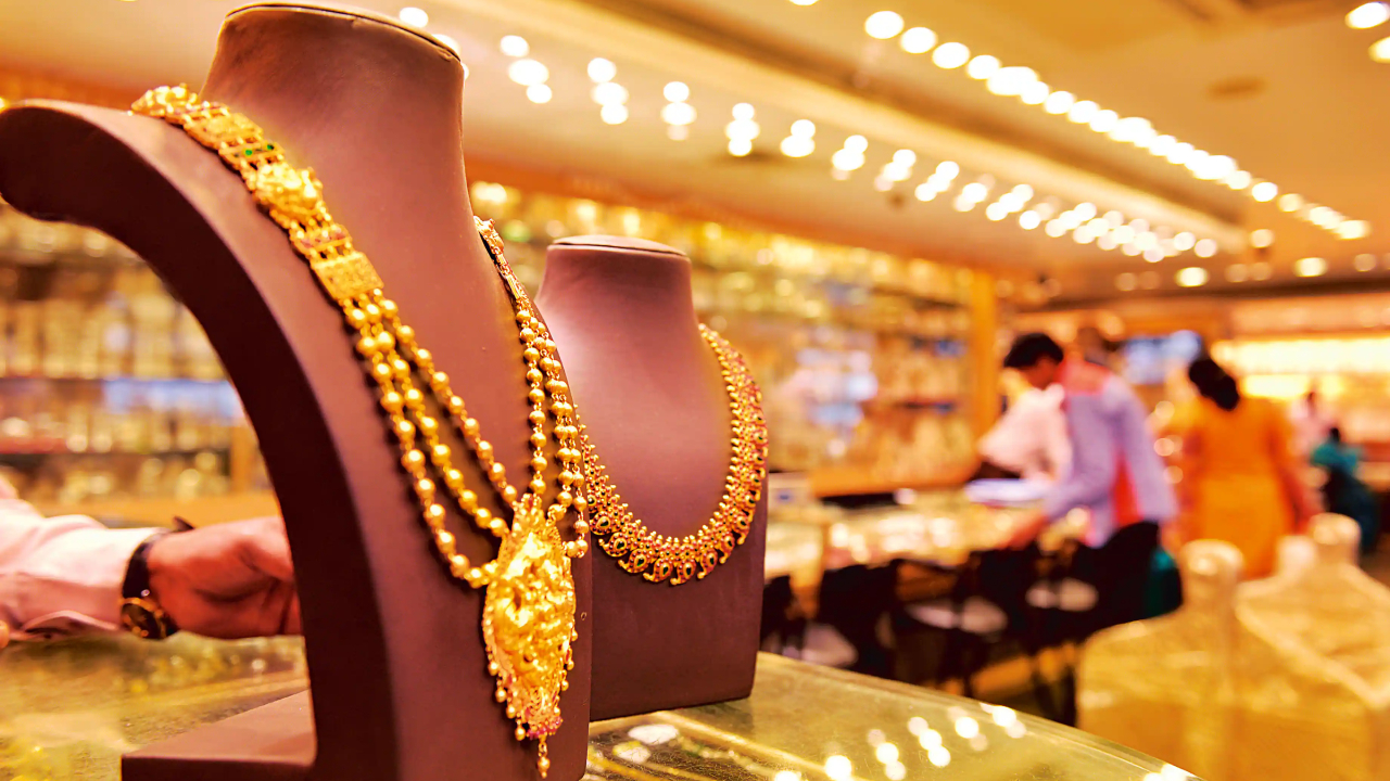 Gold Silver Prices Today: పండుగవేళ పసిడి ప్రియులకు షాక్.. మళ్ళీ పెరిగిన బంగారం ధరలు.. హైదరాబాద్ లో తులం ఎంతంటే?