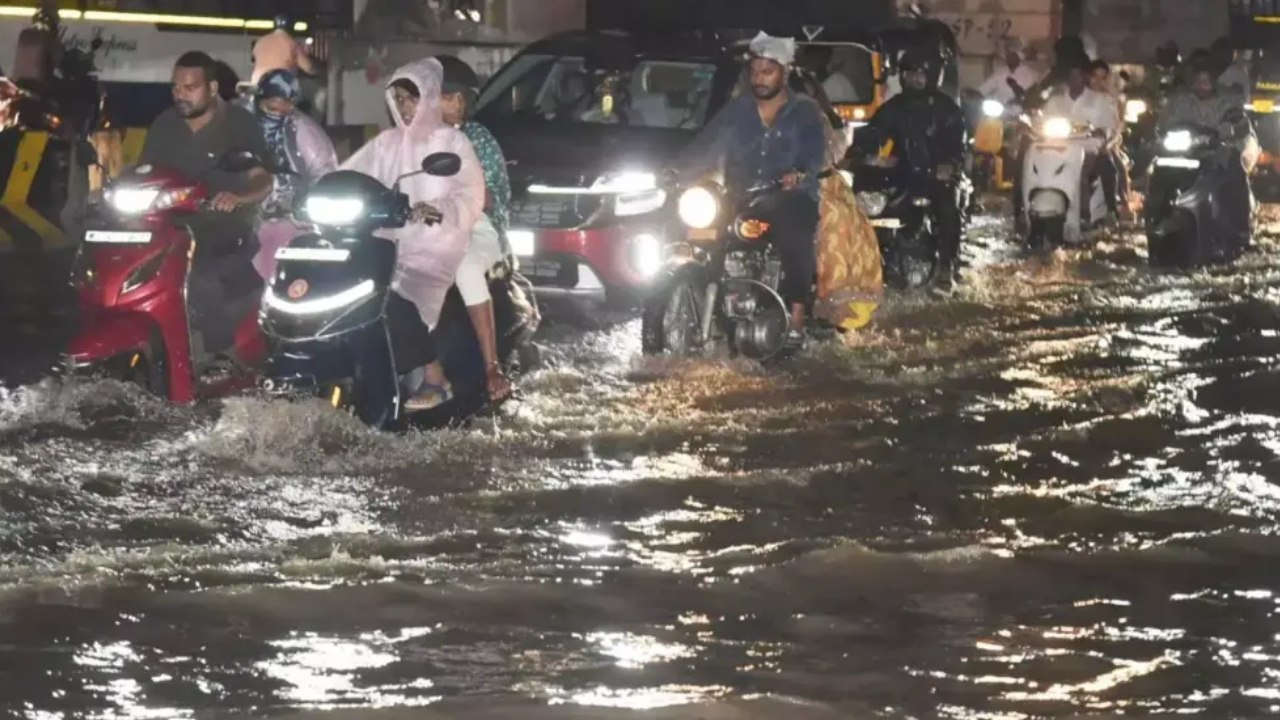 Hyderabad Heavy Rain : హైదరాబాద్‌లో ఒక్కసారిగా మారిన వాతావరణం.. నగరాన్ని ముంచెత్తిన భారీ వర్షం!