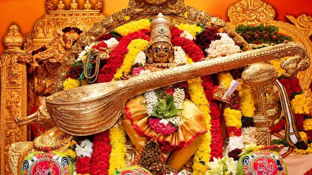 Indrakeeladri : ఇంద్రకీలాద్రిపై సరస్వతీదేవి అలంకారంలో దుర్గమ్మ.. ప్రత్యేకతలు ఇవే..! పట్టువస్త్రాలు సమర్పించనున్న సీఎం చంద్రబాబు