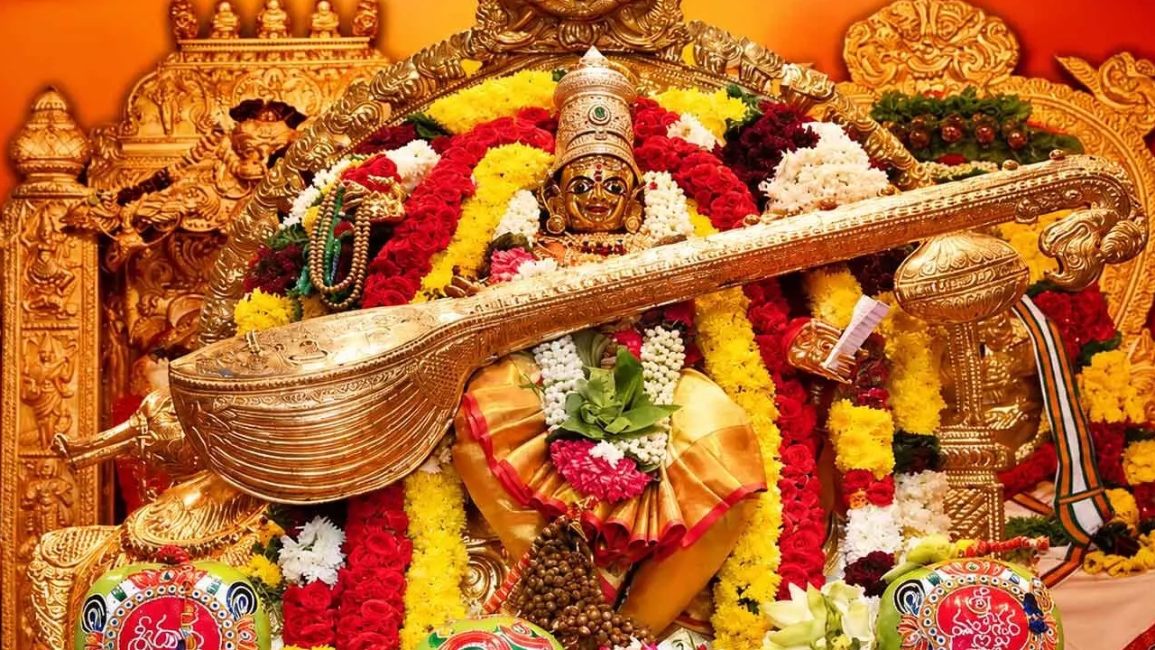 Indrakeeladri : ఇంద్రకీలాద్రిపై సరస్వతీదేవి అలంకారంలో దుర్గమ్మ.. ప్రత్యేకతలు ఇవే..! పట్టువస్త్రాలు సమర్పించనున్న సీఎం చంద్రబాబు