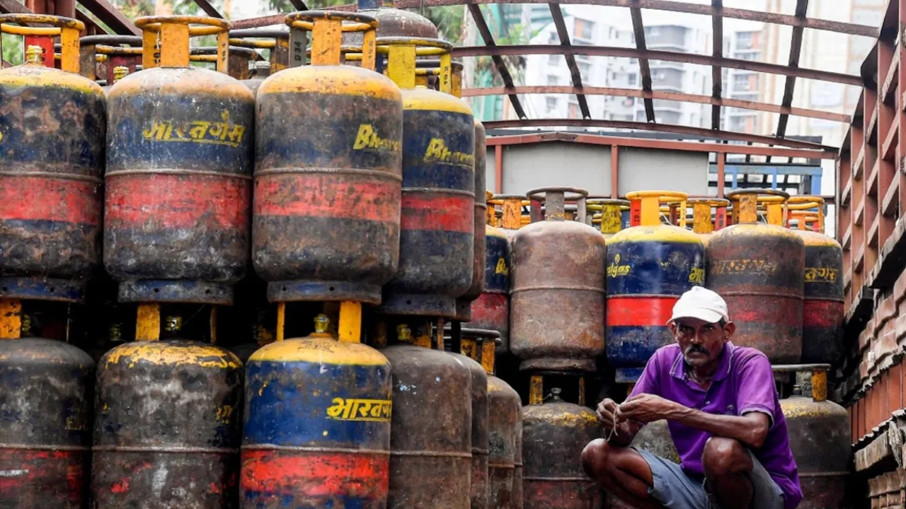 LPG Cylinder Price : పండుగల వేళ గ్యాస్ వినియోగదారులకు భారీ షాక్.. ధరలు పైపైకి.. ఏపీ, తెలంగాణలో కొత్త రేటు ఇదే!