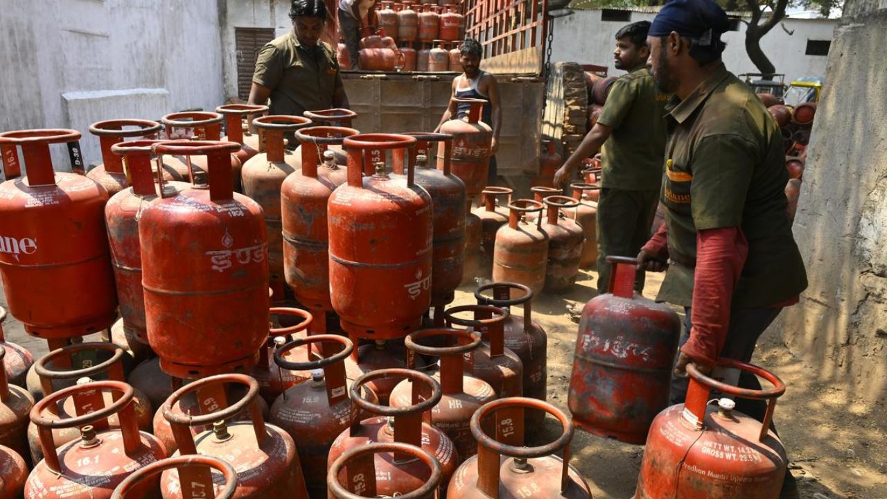 LPG Gas Booking : దీపావళి వేళ సిలిండర్ బుకింగ్ చేస్తున్నారా? గ్యాస్ సరఫరాకు బ్రేక్ పడుతుందా? కేంద్రం ఏం చెప్పిందంటే!