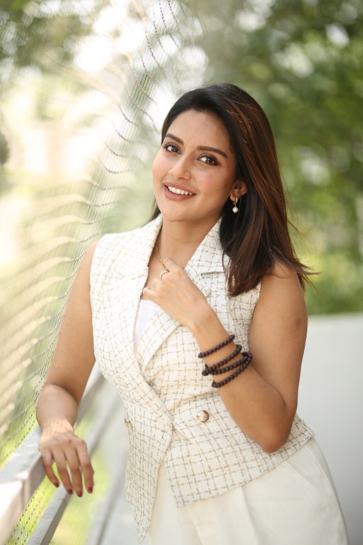 Mahima Nambiar Entry into Tollywood With Sree Vishnu Comrade Kalyan Movie