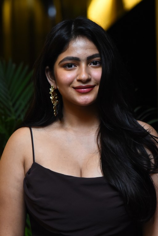 Thellakaagitham Actress Nakshatra Modern Looks
