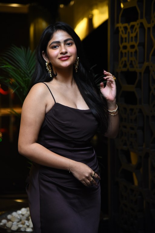 Thellakaagitham Actress Nakshatra Modern Looks